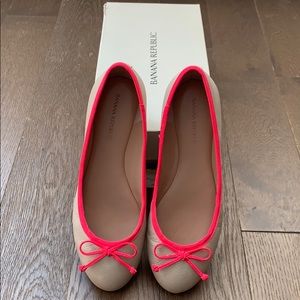 Banana republic tan and hot pink ballet flats